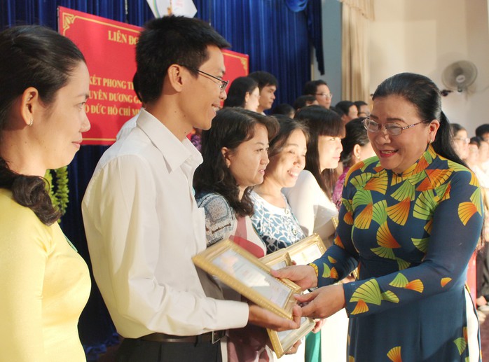Bà Nguyễn Thị Bích Thủy, Phó Chủ tịch LĐLĐ TP HCM, trao giấy khen cho những cá nhân tiêu biểu học tập và làm theo gương Bác tại quận Gò Vấp, TP HCM