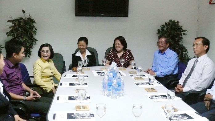 Bà Nguyễn Thị Thu Hà, Phó Bí thư Thành ủy TP HCM  (thứ 2, bên trái), trò chuyện với ban giám đốc  và NLĐ Công ty Nước uống tinh khiết Sài Gòn trong một lần đến thăm DN