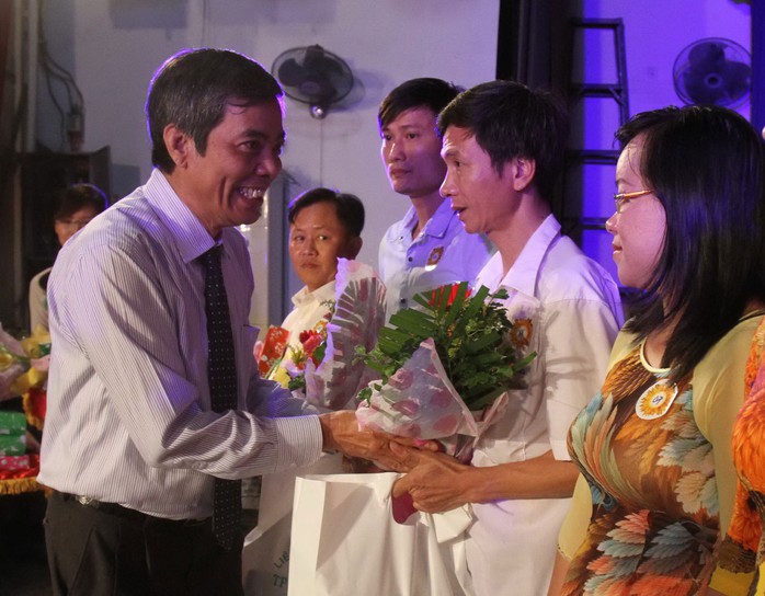 Ông Nguyễn Văn Khải, Phó Chủ tịch Thường trực LĐLĐ TP HCM, tặng hoa chúc mừng các gia đình tiêu biểu                                                                   Ảnh: HOÀNG TRIỀU