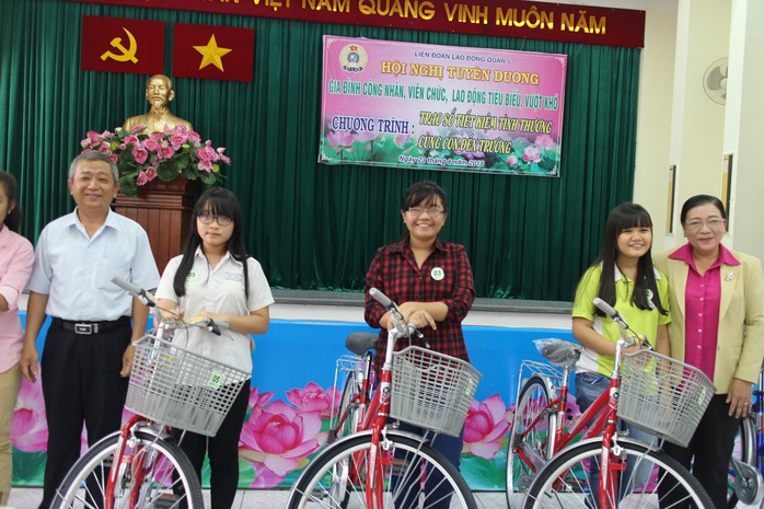 Bà Nguyễn Thị Bích Thủy, Phó Chủ tịch LĐLĐ TP HCM (bìa phải), tặng xe đạp cho con CNVC-LĐ khó khăn tại quận 5