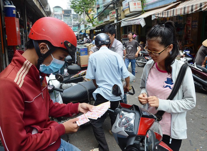 Em Nguyễn Thị Thi Đình bán vé số phụ giúp gia đình sau giờ học