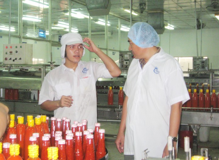 Anh Huỳnh Đại Trí (bìa phải) - Giám đốc Xưởng Cơ khí - Bảo trì, Chủ tịch Công đoàn Công ty CP Thực phẩm Cholimex - luôn sát cánh với anh em công nhân  Ảnh: THANH NGA