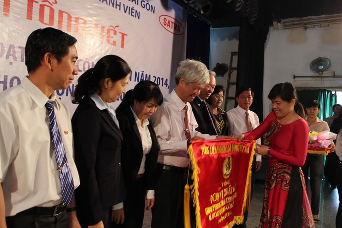 Bà Nguyễn Trần Phượng Trân, Phó Chủ tịch LĐLĐ TP HCM, tặng cờ Tổng LĐLĐ Việt Nam cho Ban Thường vụ Công đoàn Tổng Công ty Thương mại Sài Gòn