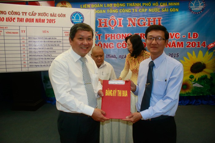 Ông Trần Văn Thành, Chủ tịch Công đoàn SAWACO (bìa phải), nhận bảng đăng ký thi đua từ các đơn vị trực thuộc