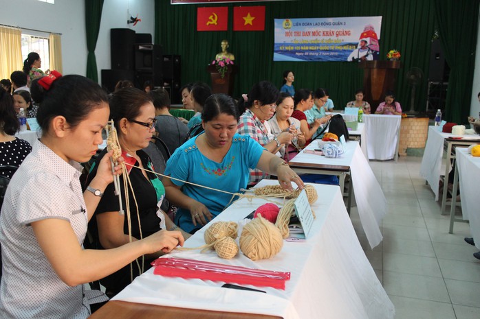 Các thí sinh tham gia hội thi đan, móc khăn len do LĐLĐ quận 3, TP HCM  tổ chức Ảnh: HỒNG ĐÀO