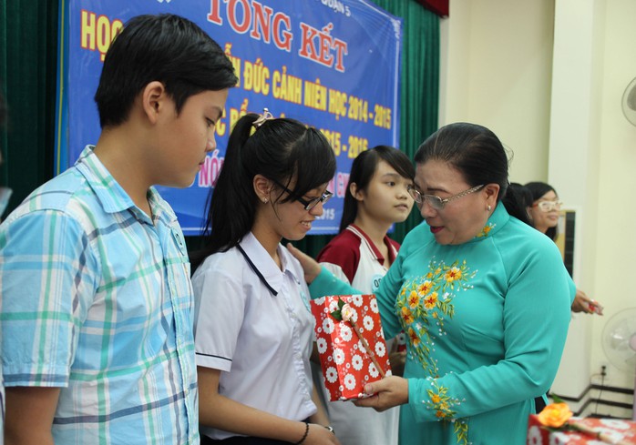 Bà Nguyễn Thị Bích Thủy, Phó Chủ tịch LĐLĐ TP HCM, tặng quà cho con CNVC-LĐ vượt khó, học giỏi