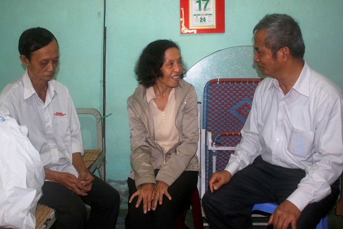 Ông Đặng Ngọc Tùng, Chủ tịch Tổng LĐLĐ Việt Nam, thăm hỏi thành viên vay vốn CEP tại tỉnh Vĩnh Long