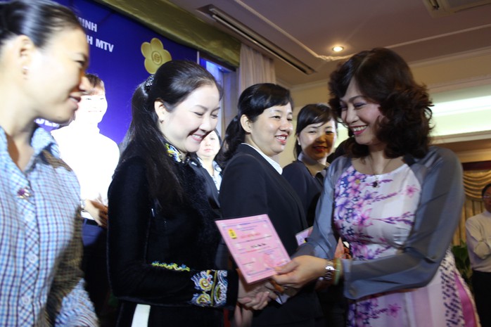 Bà Nguyễn Thị Bạch Lan, Chủ tịch Công đoàn Tổng Công ty Du lịch Sài Gòn, tặng giấy khen cho các nữ CNVC-LĐ đạt danh hiệu 2 giỏi