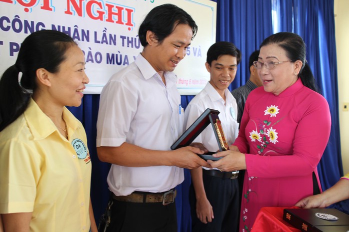 Bà Nguyễn Thị Bích Thủy, Phó Chủ tịch LĐLĐ TP HCM, trao biểu trưng cho các doanh nghiệp chăm lo tốt cho người lao động