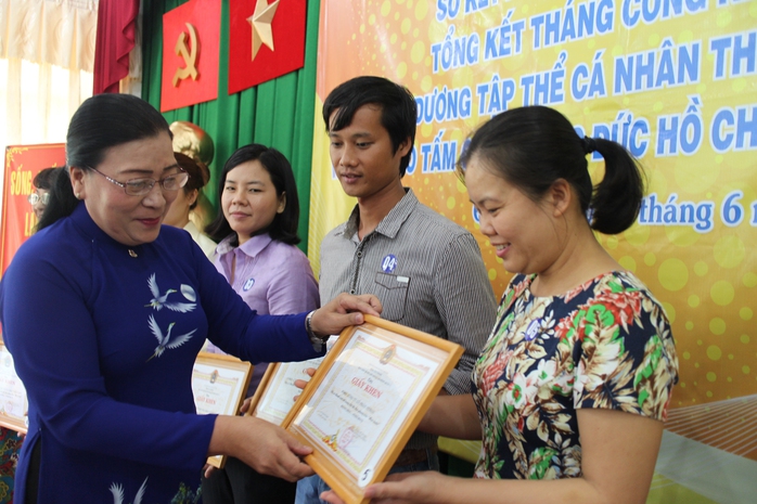 Bà Nguyễn Thị Bích Thủy, Phó Chủ tịch LĐLĐ TP HCM, tuyên dương các đơn vị tiêu biểu
