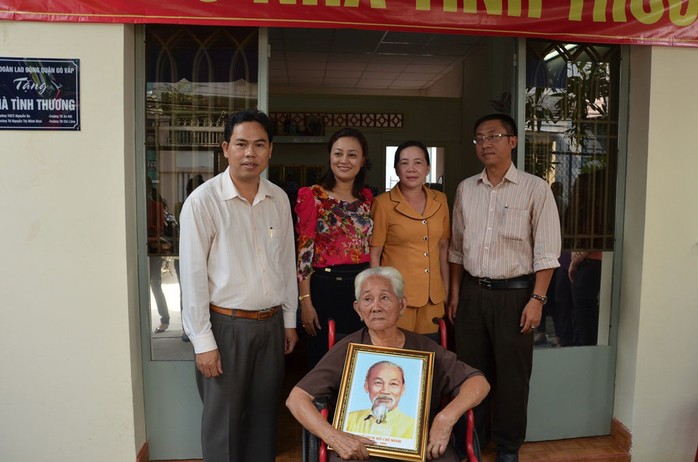 Đại diện LĐLĐ quận Gò Vấp, TP HCM và Công đoàn giáo dục quận  chung vui với gia đình bà Lê Thị Tám
