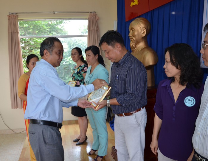 Ông Vương Phước Thiện, Trưởng Ban Tuyên giáo LĐLĐ TP HCM, trao giấy khen cho các gương điển hình học tập Bác
