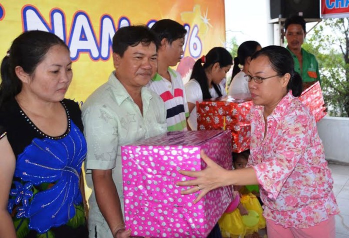 Bà Phạm Thị Ngọc Hạnh, Phó Ban Tuyên giáo LĐLĐ  TP HCM, tặng quà cho các gia đình khó khăn tại quận 2