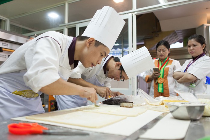 Các thí sinh thi làm bánhẢnh: THANH NGA