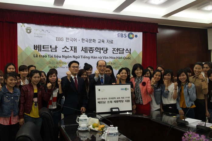 Đại diện Đài Truyền hình Giáo dục Hàn Quốc EBS và các học viên của Trung tâm Hàn Quốc học trong buổi trao tặng tài liệu