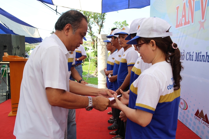 Ông Vương Phước Thiện, Trưởng Ban Tuyên giáo LĐLĐ TP HCM, tặng quà cho công nhân có hoàn cảnh khó khăn tại Ngày hội Công nhân CNS