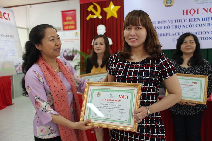 Bà Nguyễn Thị Thu Hồng, Phó Chủ tịch Tổng LĐLĐ Việt Nam, trao giấy khen cho các đơn vị