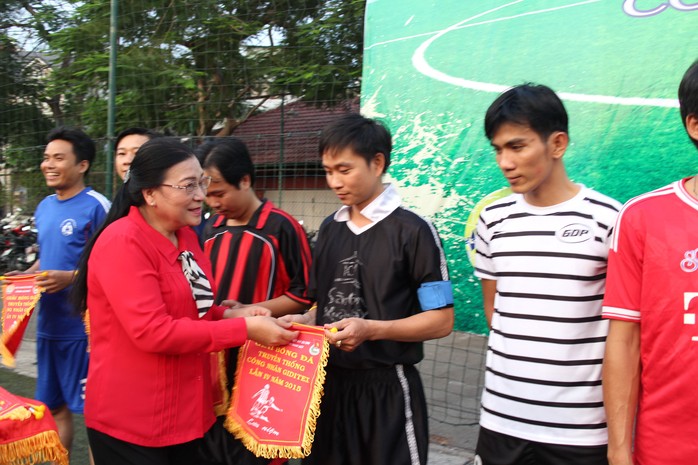 Bà Nguyễn Thị Bích Thủy, Phó Chủ tịch LĐLĐ TP HCM, trao cờ lưu niệm cho các đội tham gia giải bóng đá truyền thống Giditex