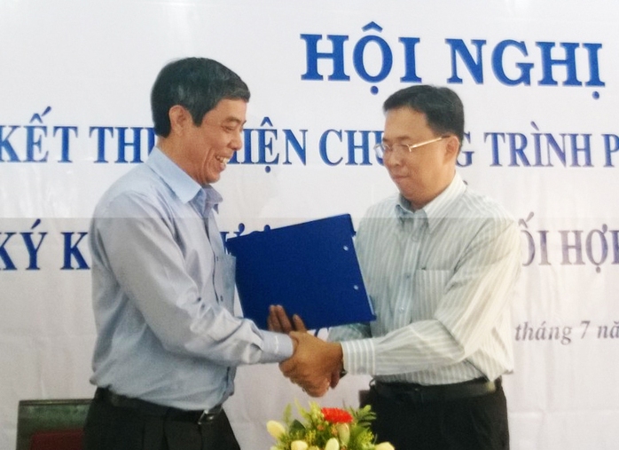 Ông Nguyễn Văn Khải, Phó Chủ tịch Thường trực LĐLĐ TP HCM (trái) và ông Trần Ngọc Sơn, Phó Giám đốc Sở  Lao động - Thương binh và Xã hội TP, tại lễ ký kết