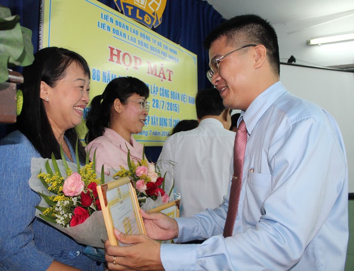 Ông Cao Văn Thăng, Chủ tịch LĐLĐ quận Phú Nhuận, trao giấy khen cho cá nhân xuất sắc Ảnh: THANH NGA