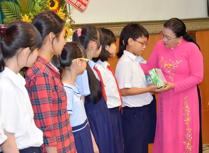 Bà Nguyễn Thị Bích Thủy, Phó Chủ tịch LĐLĐ TP HCM, trao học bổng Nguyễn Đức Cảnh  cho con CNVC-LĐ