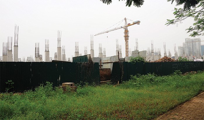 Do Dự án Khu đô thị mới Tây Hồ Tâychậm tiến độ, nên vỉa hè đường Lạc Long Quân (công trình chào mừng 1.000 năm Thăng Long - Hà Nội) cũng bị ảnh hưởng, cỏ mọc um tùm
