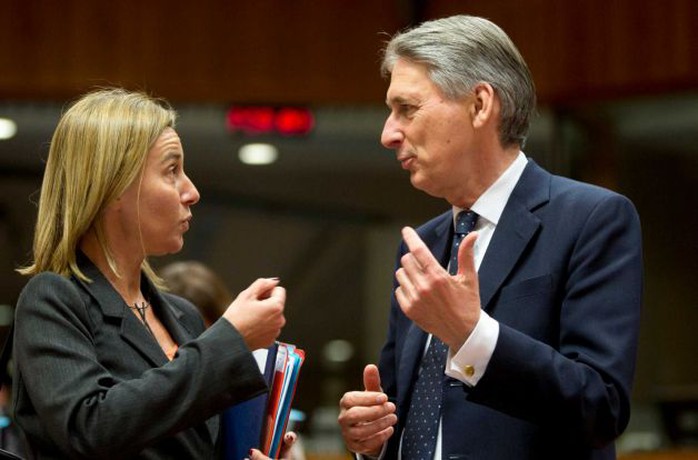 Cao Ủy Đối ngoại EU Federica Mogherini (trái) trò chuyện cùng Ngoại trưởng Anh Philip Hammond. Ảnh: AP