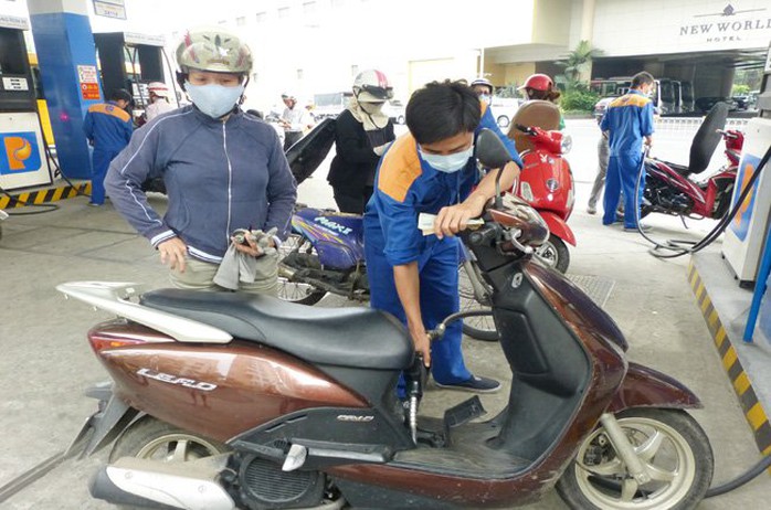 Giá xăng đã tăng trở lại sau 5 tháng cuối năm 2014 giảm liên tiếp 12 lần. Ảnh: Uyên Viễn Giá xăng đã tăng trở lại sau 5 tháng cuối năm 2014 giảm liên tiếp 12 lần. Ảnh: Uyên Viễn
