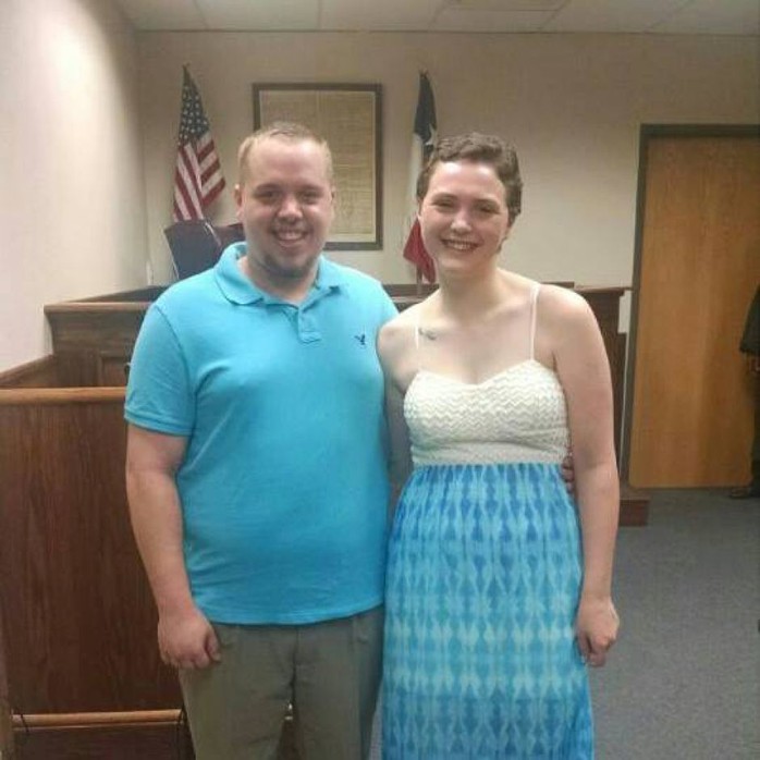 Josten Bundy và vợ tại tòa. Ảnh: Facebook nhân vật