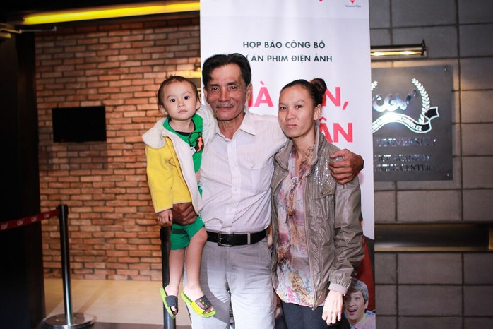 Thương Tín cùng vợ và con