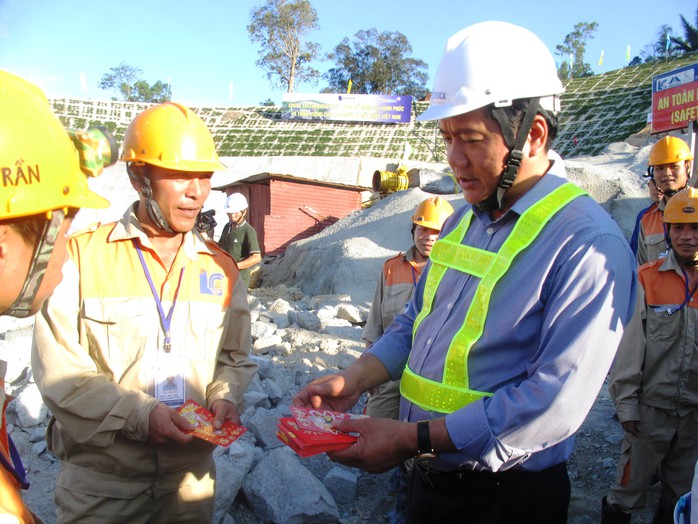 Bộ trưởng Đinh La Thăng lì xì cho các công nhân làm việc suốt trong những ngày tết ở dự án Hầm đường bộ qua đèo Cả