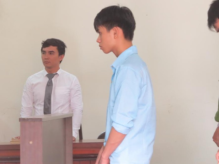 Nguyễn Văn Bình đang nghe tuyên án