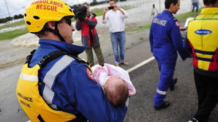 Một em bé được cứu thoát khỏi TP Maitland. Ảnh: Sydney Morning Herald