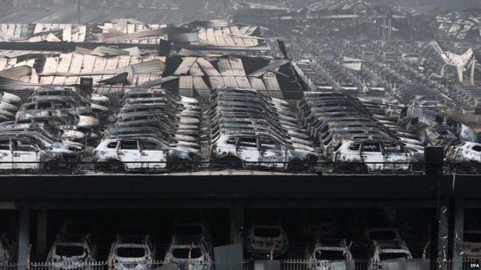 Hàng ngàn chiếc xe bị thiêu rụi. Ảnh: EPA
