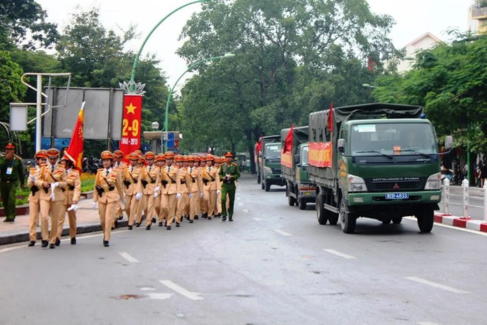 Tiếp đến là xe lực lượng công an và các khối diễu binh làm trong lễ tổng duyệt