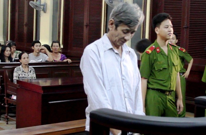 Nguyễn Ngọc Kỉnh cúi đầu nhận tội tại tòa