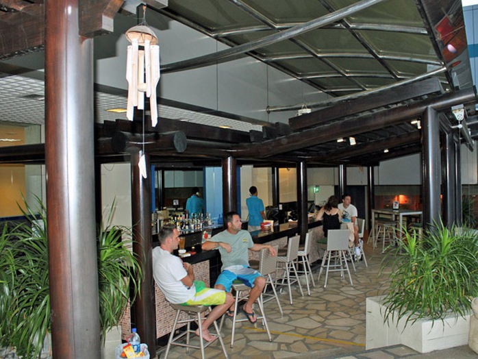 Kế bên bể bơi có một bar thư giãn tên gọi Tiki…