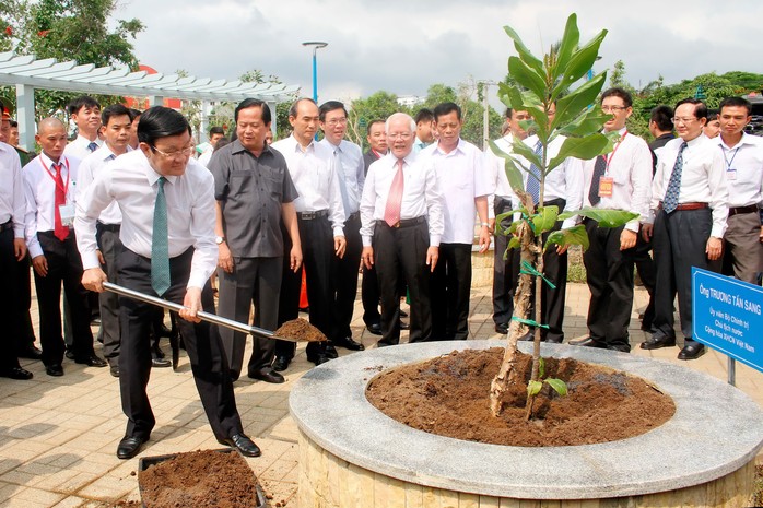 Chủ tịch nước Trương Tấn Sang trồng cây trong buổi lễ khánh thành dự án Ảnh: HOÀNG TRIỀU