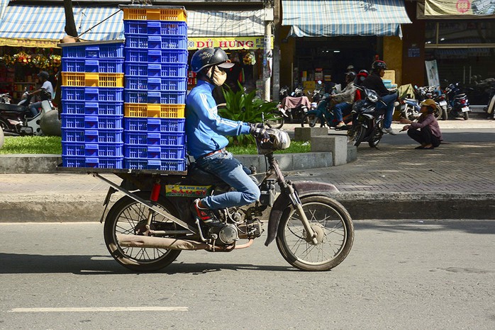 Chở hàng cồng kềnh, vi phạm luật giao thông