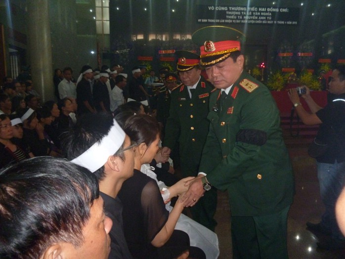 Trung tướng Võ Văn Tuấn, Phó Tổng Tham mưu trưởng Quân đội Nhân dân Việt Nam, chia buồn cùng gia đình 2 phi công