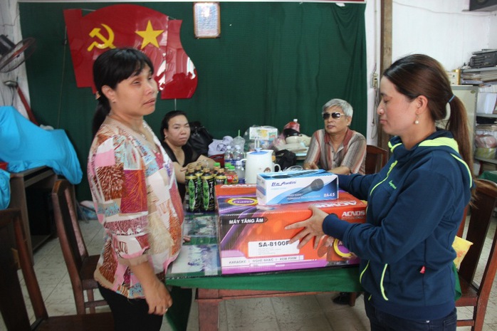 Chị Huỳnh Thị Ánh Hồng mua quà, gạo ủng hộ Hội Người mù quận Tân Bình, TP HCM