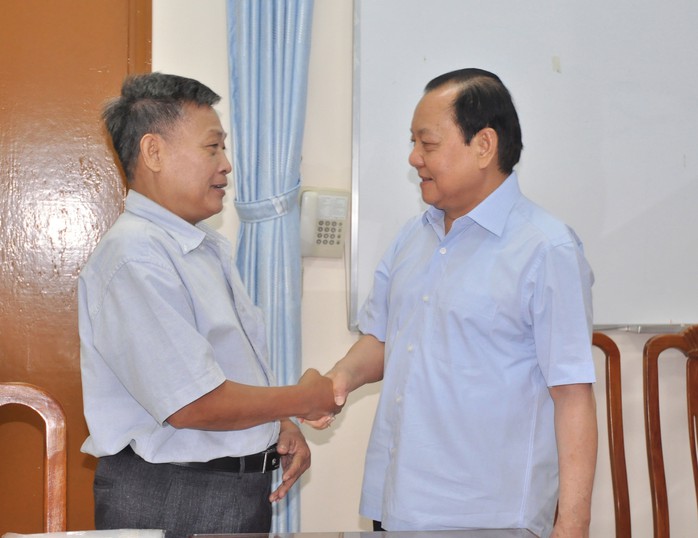 Bí thư Thành ủy TP HCM Lê Thanh Hải (bên phải) bắt tay chúc mừng ông Lê Văn Lâm sau khi vụ việc khiếu nại đất đai kéo dài gần 10 năm được giải quyết