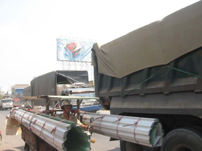 Xe tải, xe khách nối đuôi nhau trên Quốc lộ 1 qua địa bàn tỉnh Đồng Nai