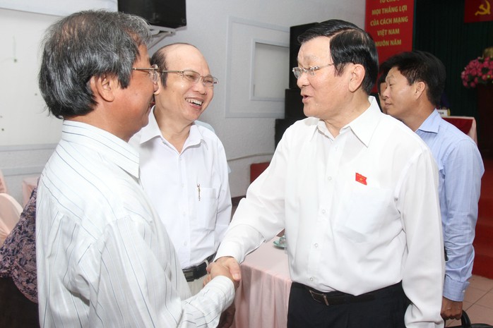 Chủ tịch nước Trương Tấn Sang  trao đổi với cử tri quận 1, TP HCM Ảnh: HOÀNG TRIỀU