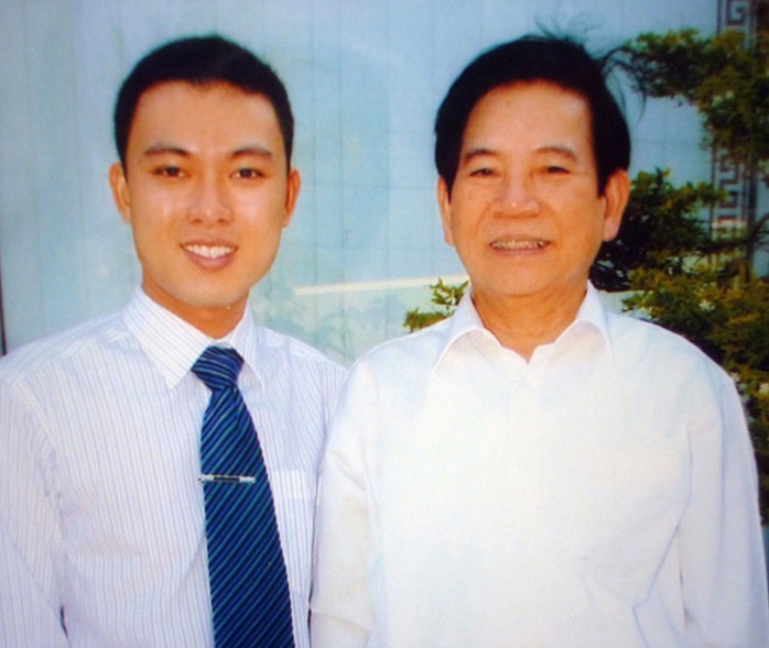 Đỗ Đặng Phi Long chụp ảnh lưu niệm với nguyên Chủ tịch nước Nguyễn Minh Triết khi ông đến thăm công ty. (Ảnh do nhân vật cung cấp)