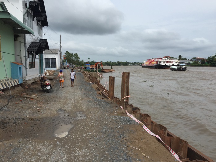 Đường Võ Tánh (phường Lê Bình, quận Cái Răng, TP Cần Thơ), sau khi được gia cố, đang có nguy cơ sạt lở trở lại. Ảnh: Ca Linh