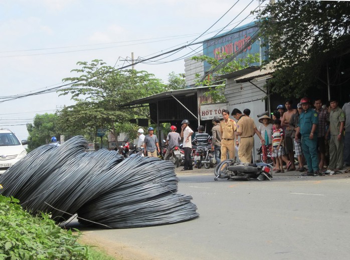 Hiện trường vụ tai nạn xe đầu kéo chở thép cuộn bị rơi xuống đường Nguyễn Duy Trinh, quận 9, TP HCM