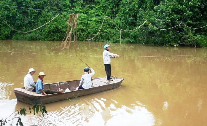 Ở nhiều nơi tại tỉnh Lâm Đồng, người dân phải qua sông bằng xuồng kéo dây rất nguy hiểm