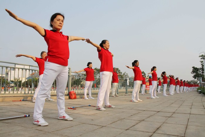 Người dân tập thể dục hai bên bờ kênh Tân Hóa - Lò Gốm Ảnh: HOÀNG TRIỀU