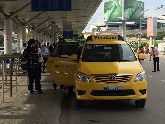 Người dân cần tuân thủ quy định trong việc đón taxi ở sân bay Tân Sơn Nhất